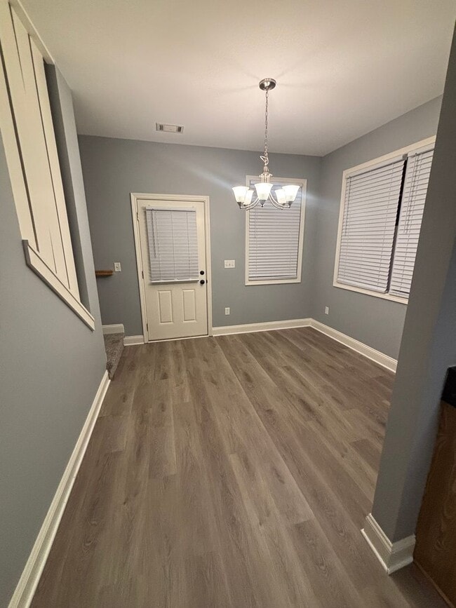 Building Photo - Charming & Spacious Three Bedroom, Two Bathroom Single Family Home