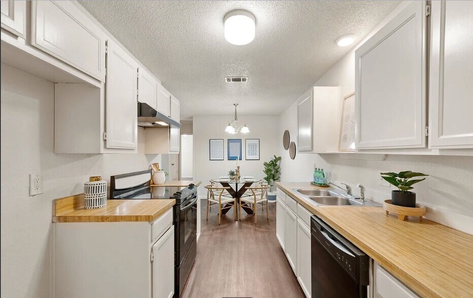 Building Photo - 6630 Parkview Ln