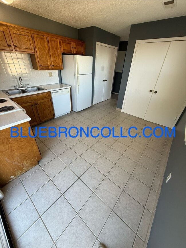 Building Photo - Cute 2 bedroom 1 bathroom home with 1 car garage