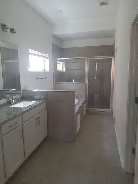 Building Photo - 360 Green Willow Dr