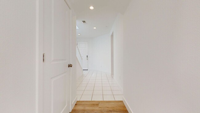 Building Photo - Bright & Beautiful 4 Bedroom 3 Full Bathroom Home!