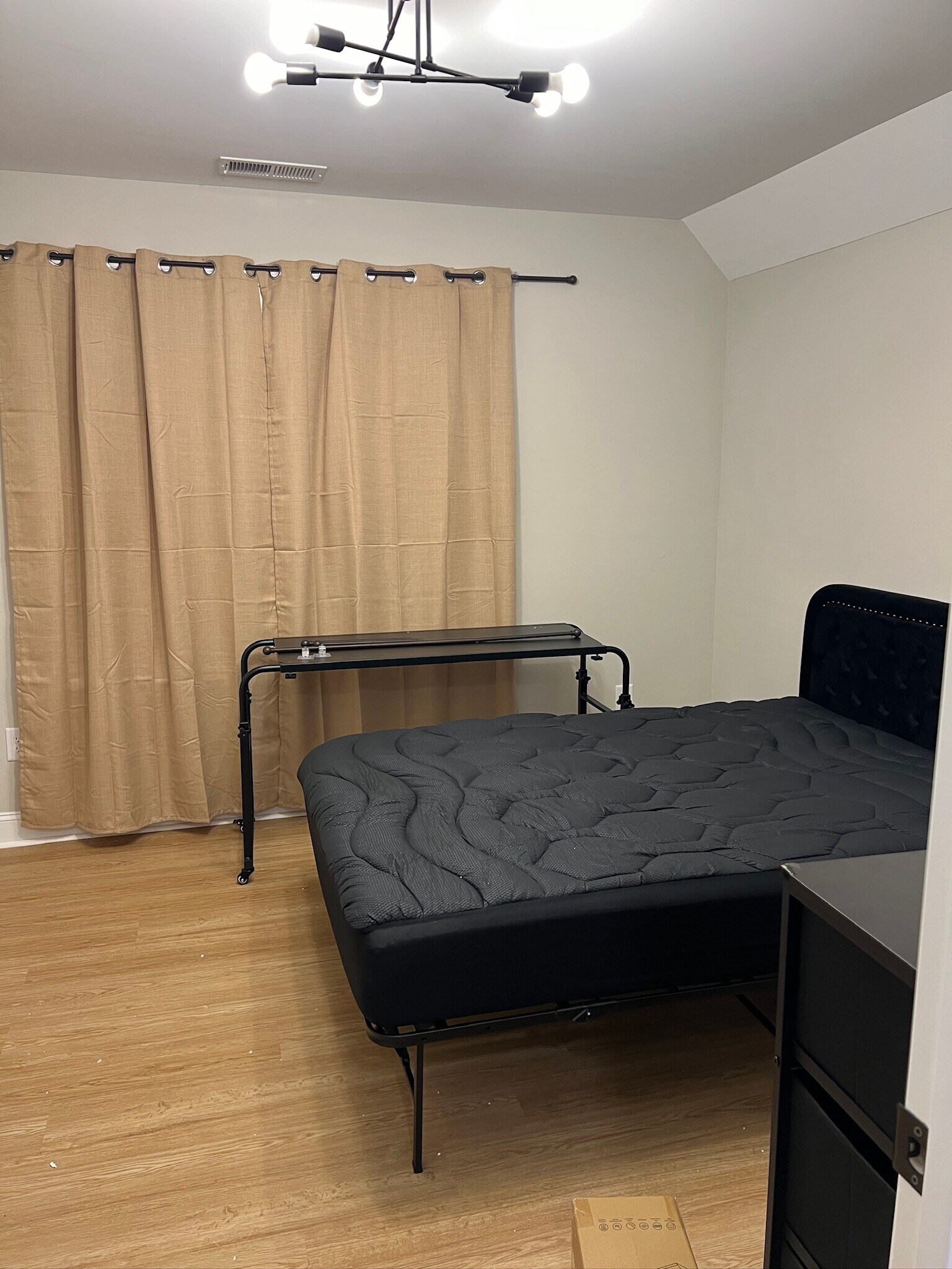 full size BR moveable desk - 2006 Linda Jones Ave