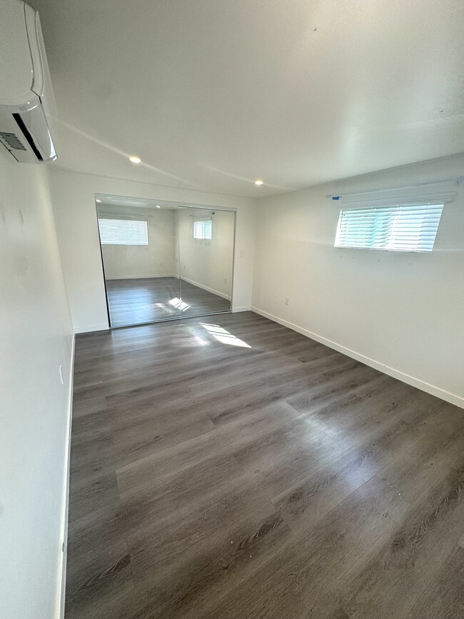 Building Photo - 332 Thompson Ave