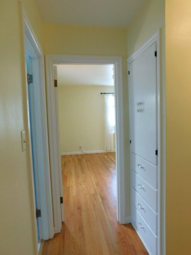 Building Photo - 3Bd/1Ba Two Story House w/ Basement - Avai...