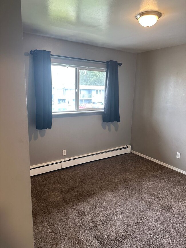 Building Photo - Available now 3 Bed/1 Bath - Heat included!