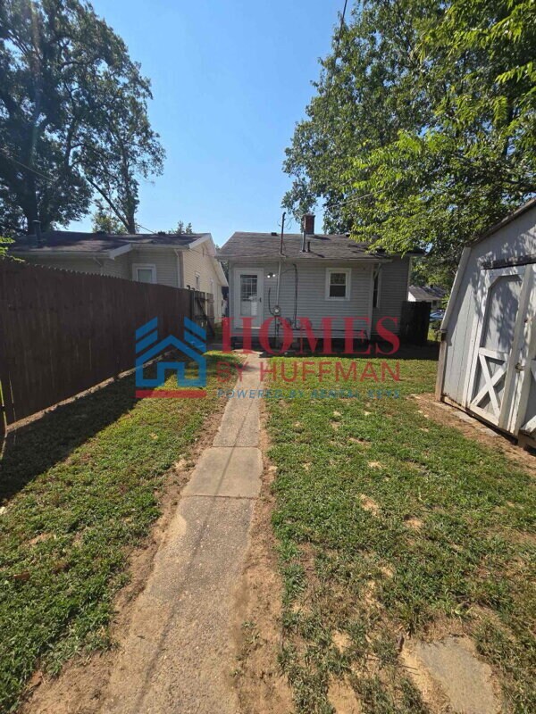 Building Photo - Two Bedroom House | Detached Garage