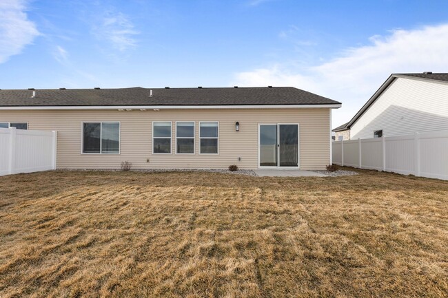 Building Photo - DARLING 3 BED 2 BATH HOME WITH XL 2-ASTALL...