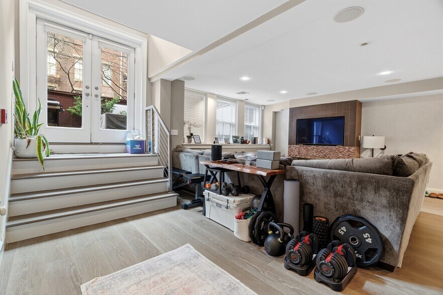 Building Photo - 98 Waltham St