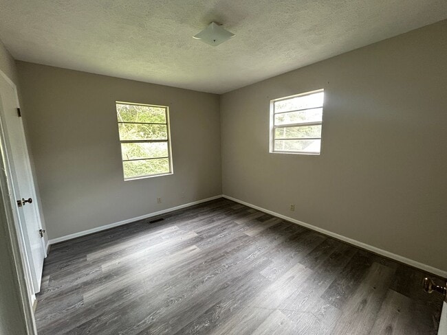 Building Photo - 310 W 6th St