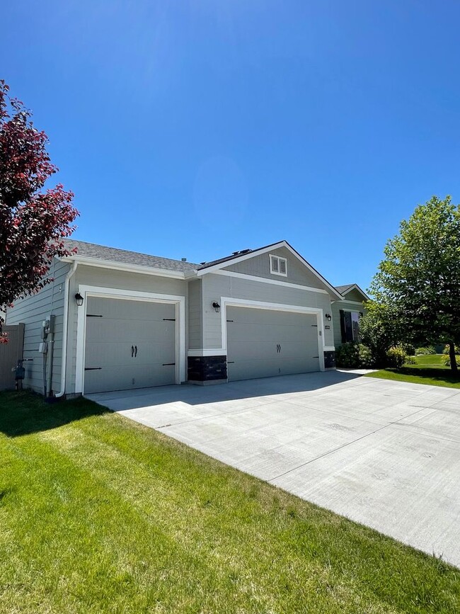 Building Photo - Pet Friendly Home in Nampa!