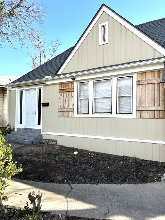 Building Photo - Charming Living in the Heart of Historic M...