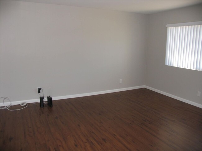 Building Photo - Spacious 2 Bedroom 1 Bath Single Story Condo