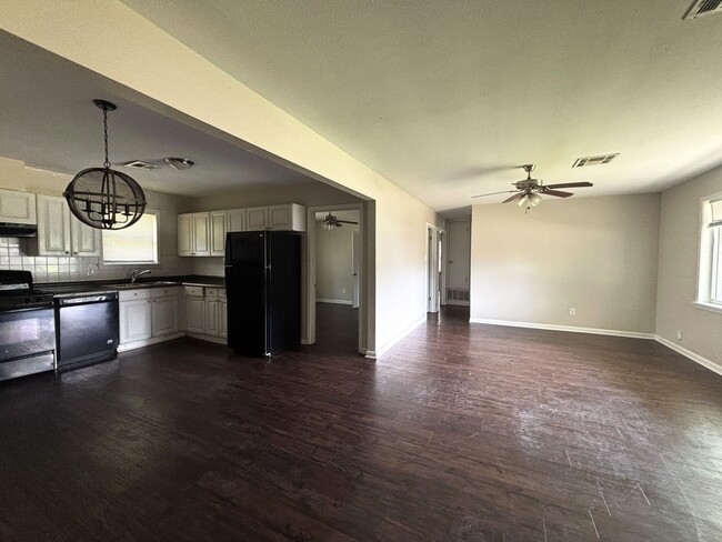 Building Photo - GREAT STARTER HOME IN SOUTH BOSSIER NEAR BABF