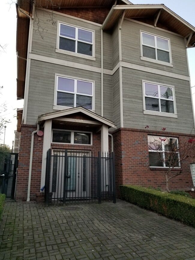 Building Photo - 809 Taylor Ave N