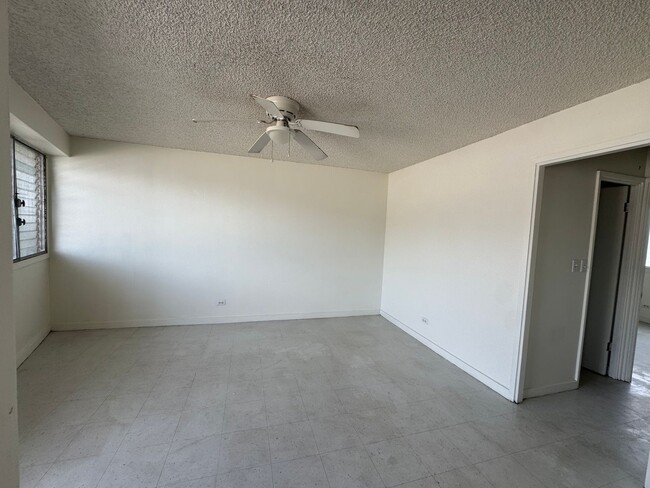 Building Photo - 1003 Kapahulu Ave