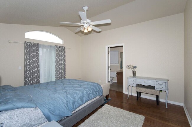 Building Photo - **HOLIDAY MOVE IN SPECIAL**