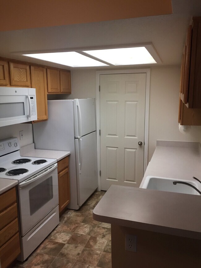 Building Photo - Condo Move In Ready 2/2 with Washer and Dryer