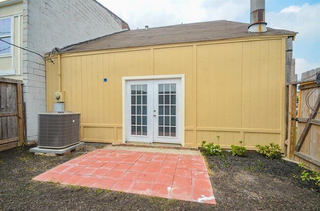Building Photo - 5303 Lost Forest Dr