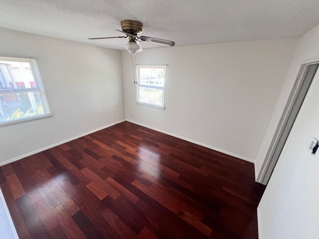 Building Photo - 2 Bedroom Single Story Home for Rent in Re...