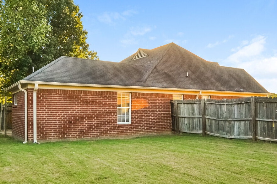 Building Photo - 1550 Far Dr