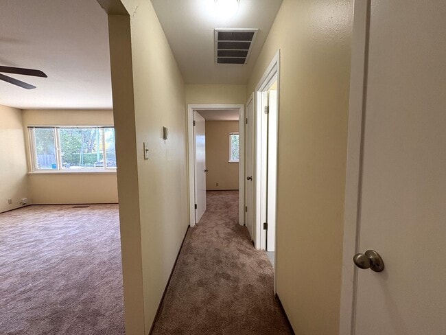 Building Photo - Charming 2-Bedroom Duplex Unit in Redwood City – Prime Location!