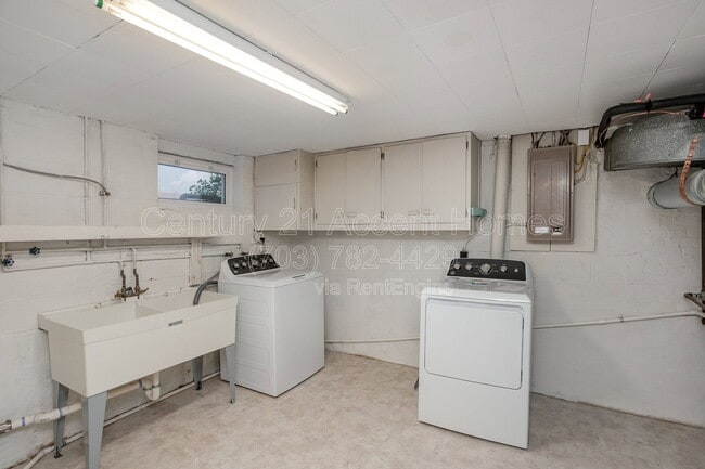 Building Photo - 3233 Holly Hill Dr