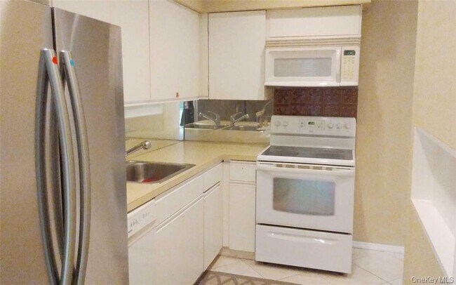 Building Photo - 130 S Middle Neck Rd