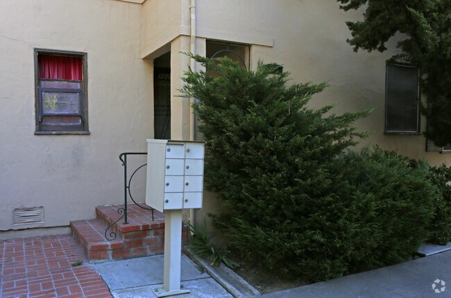 Building Photo - Myrtle Apts