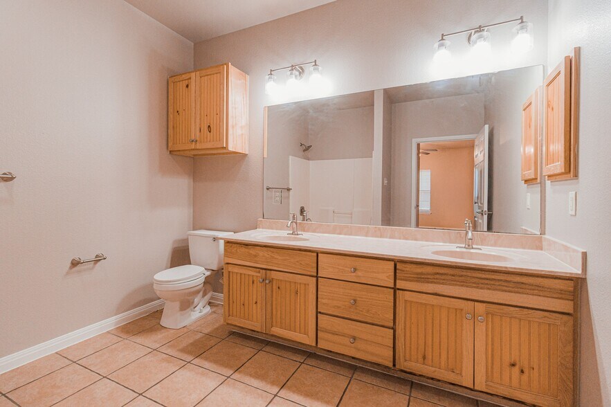 Building Photo - 104 San Antonio Rd