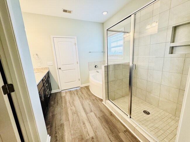 Building Photo - 464 Honeyhill Lp