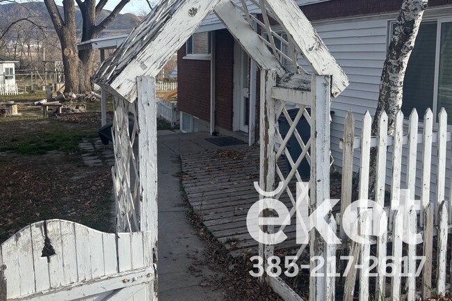 Building Photo - 14551 S Camp Williams Rd