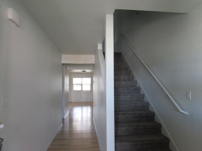 Building Photo - Bright 2 bed 2 1/4 bath Town Home