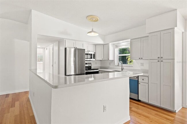Building Photo - 1084 39th Ave NE