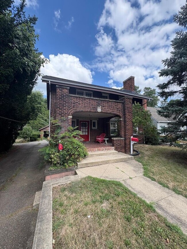 Primary Photo - 2281 E Market St