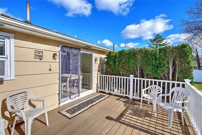 Building Photo - 138 Youngs Ave