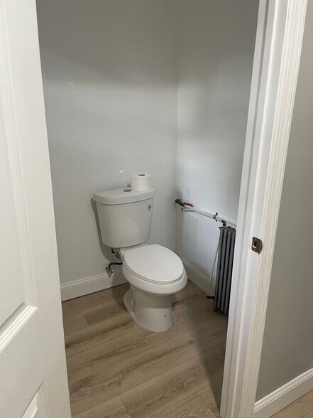 Half bath - 1st floor - 412 Market St