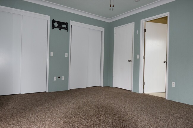 Building Photo - Quiet and Charming 3 Bedroom 2 Bath Home i...