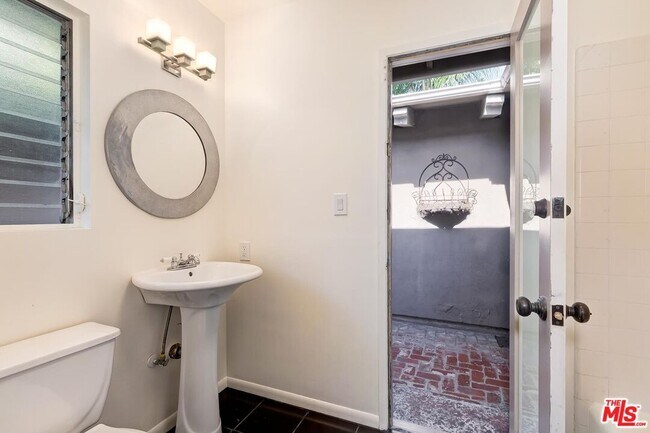 Building Photo - 2670 Carmar Dr