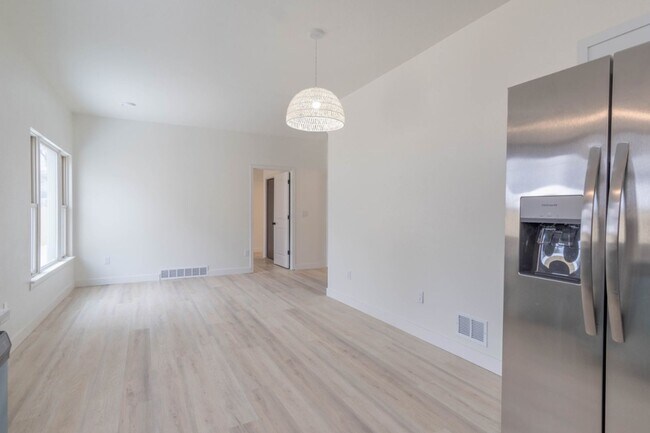 Building Photo - 3 Bedroom Single Family