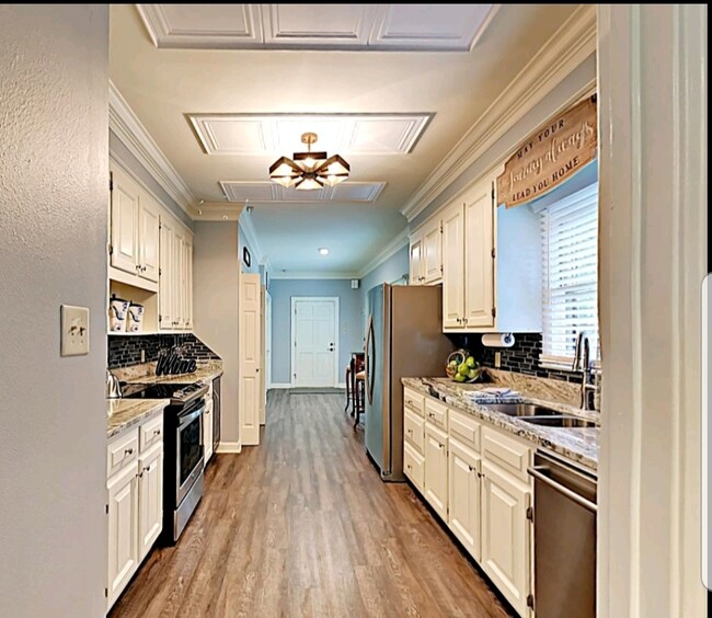 upgraded kitchen has everything you need to cook - 5 Charleston Pl