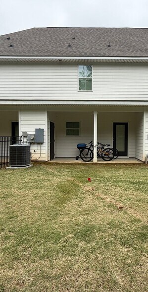 Building Photo - 630 Village Dr
