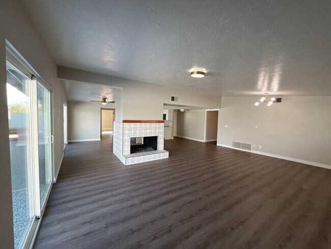 Building Photo - 4 Bedroom Home With Sparkling Pool Ready for Move In