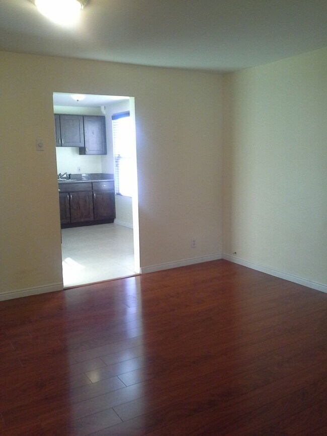 Building Photo - Affordable Downtown Apartment