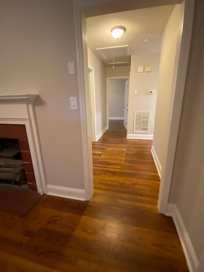 Building Photo - Charming 3 bedroom home in the heart of do...