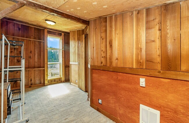 Building Photo - 1103 SW Lake Roesiger Rd