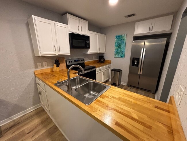 Building Photo - 3 Bedroom / 2 Bath End-Unit Condo in Crossland Downs – Across from the AU Vet School