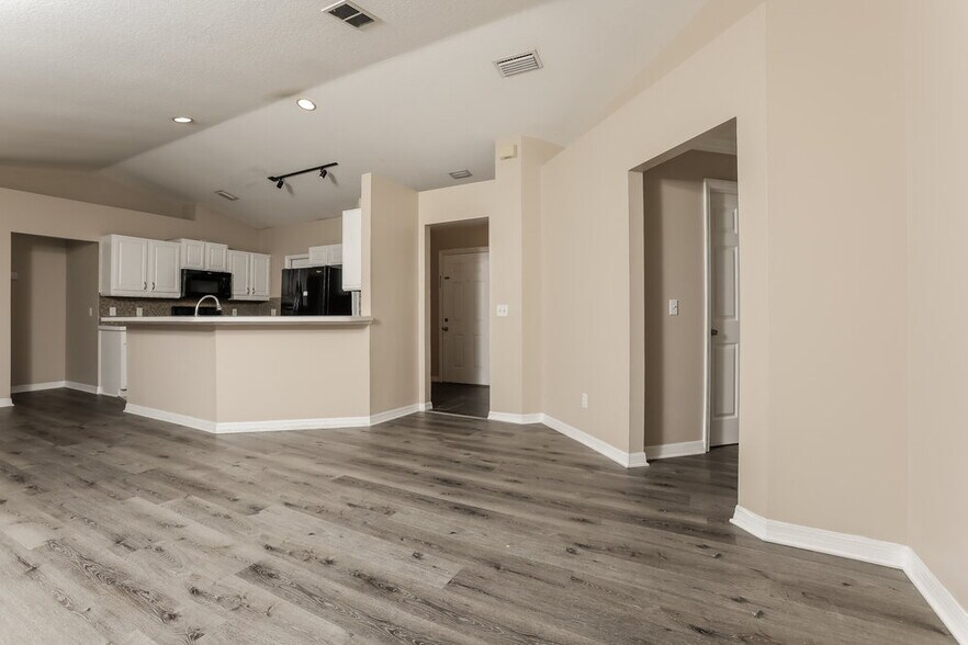 Building Photo - 210 Bloxam Ave