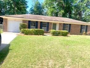 Building Photo - 21 Greenbriar Dr