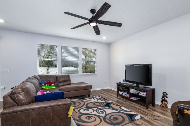 Building Photo - Spacious 3BR Home with Flex Space, Large Backyard & Open Floor Plan