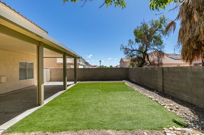 Building Photo - Stunning 4 bedroom, 2.5 bathroom